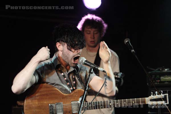 FOALS - 2007-11-09 - PARIS - La Boule Noire - Yannis Philippakis - Walter Gervers